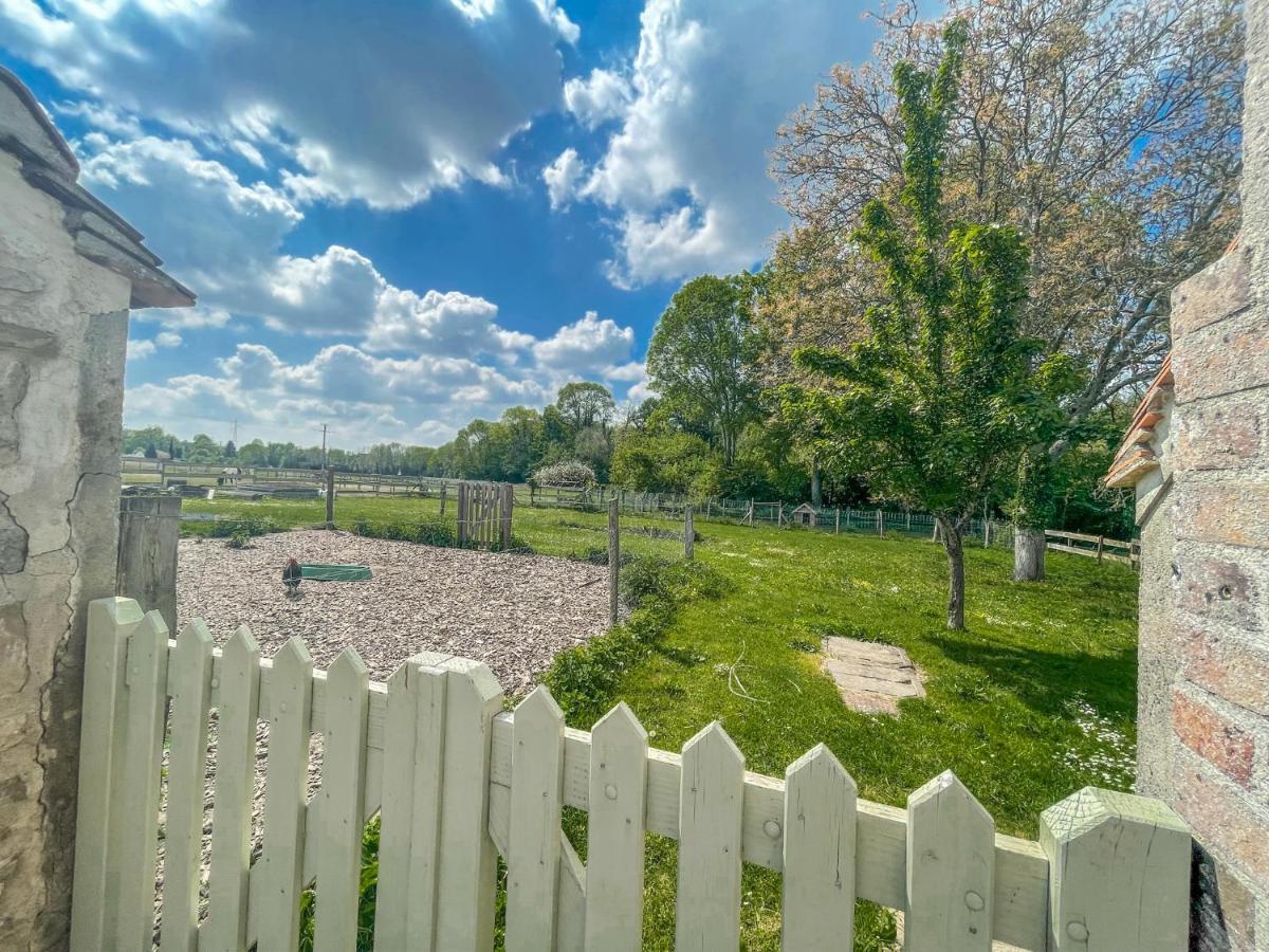 Отель Le Gite De Gaia Villemer  Экстерьер фото