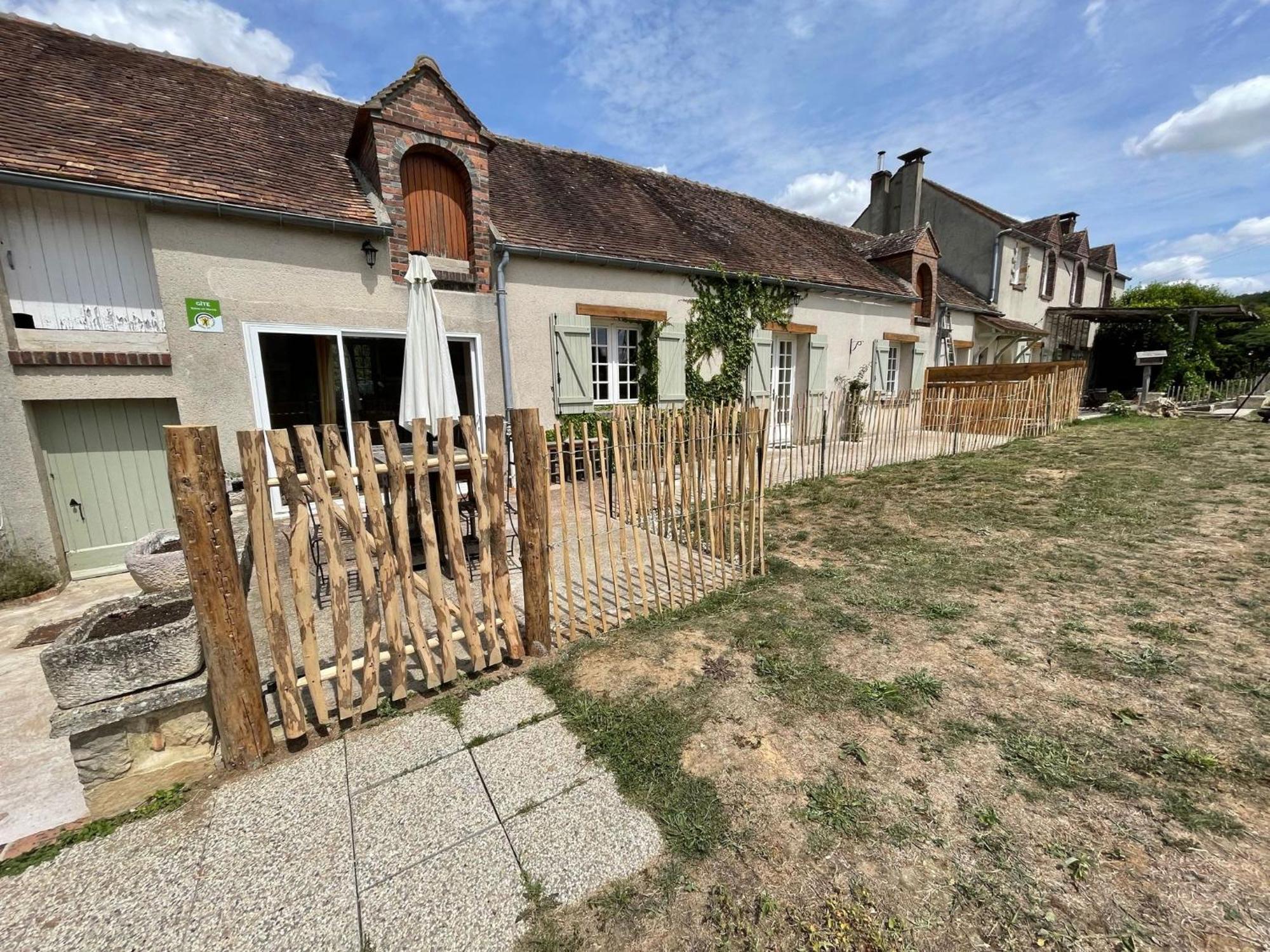 Отель Le Gite De Gaia Villemer  Экстерьер фото