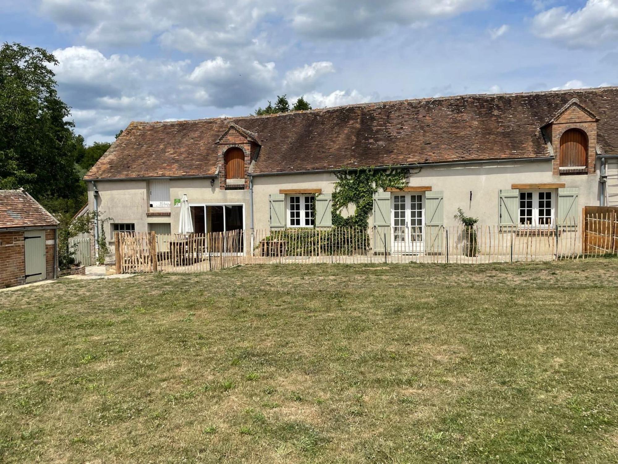 Отель Le Gite De Gaia Villemer  Экстерьер фото